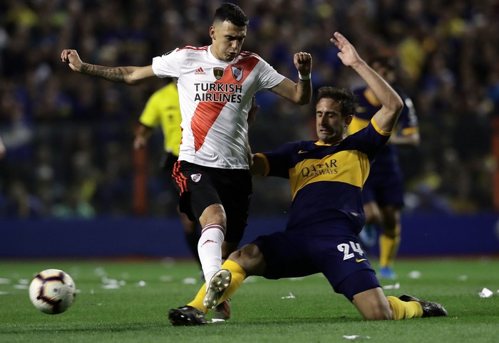 Matias Suarez de River Plate, y Carlos Izquierdoz de Boca Juniors, ayer, en la Bombonera.  · Foto: Alejandro Pagani, AFP.