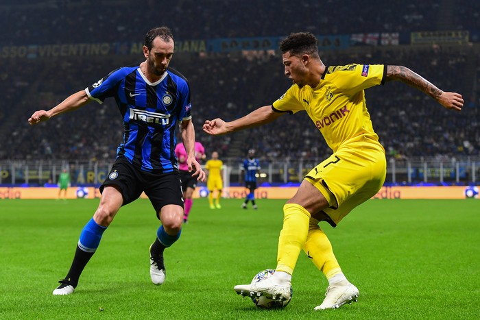 El centrocampista inglés del Dortmund, Jadon Sancho (R), y Diego Godin, del del Inter de Milán, durante el partido del grupo F de la UEFA Champions League, el 23 de octubre de 2019 en el estadio de San Siro en Milán. Miguel Medina / AFP