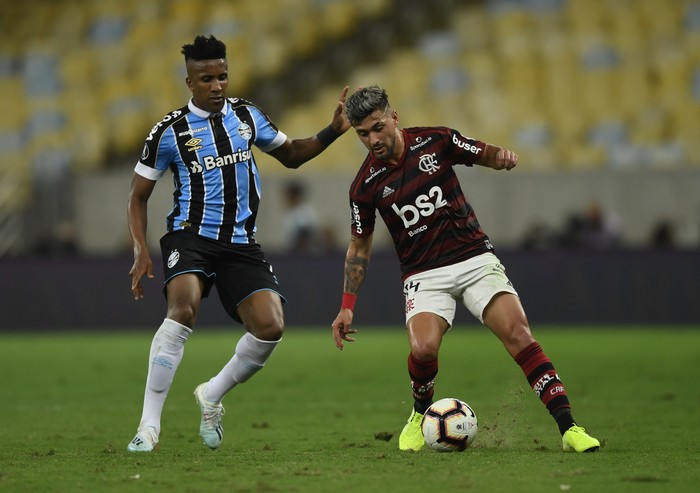 Bruno Cortez, de Gremio, y Giorgian de Arrascaeta, de Flamengo, disputan el balón durante la semifinal de la Copa Libertadores, en el estadio Maracaná de Río de Janeiro, Brasil. Mauro Pimentel / AFP