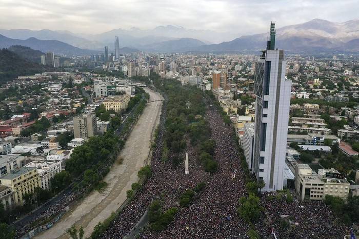 Foto principal del artículo 'Siguen las protestas en Chile y la ONU anunció envío de misión para investigar violaciones a los derechos humanos' · Foto: Martin Bernetti / AFP