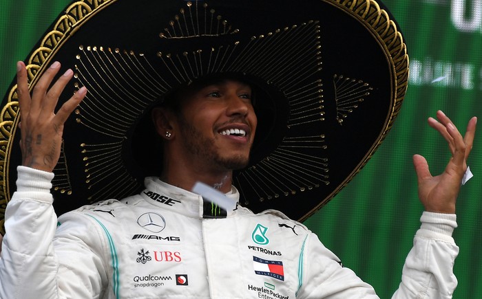 Lewis Hamilton festeja luego de ganar el Gran Premio de México en el autódromo Hermanos Rodríguez. · Foto: Pedro Pardo