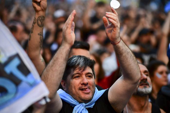 Simpatizantes del candidato presidencial del Frente de Todos, Alberto Fernández, frente a su comando de campaña, en Buenos Aires. 


 · Foto: Ronaldo Schemidt, AFP