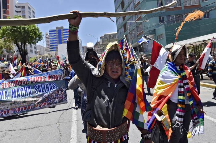 Indígenas quechuas marchan para respaldar al presidente boliviano Evo Morales en La Paz. · Foto: Aizar Raldes, AFP