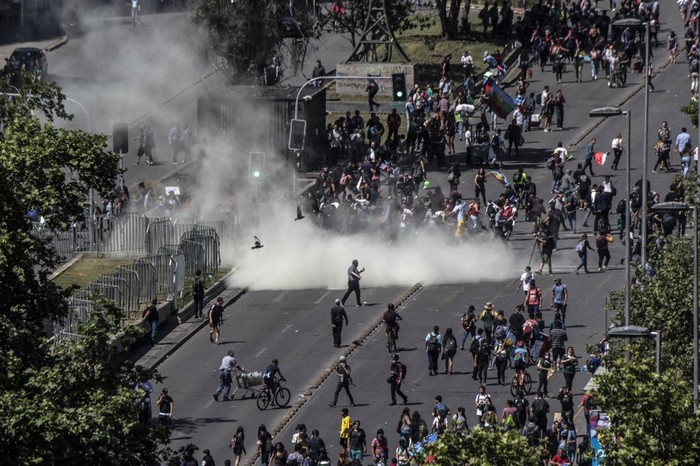Manifestantes y fuerzas de seguridad se enfentan en Santiago de Chile · Foto: Pedro Ugarte, AFP