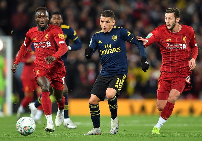 Naby Keita, de Liverpool, y Lucas Torreira, de Arsenal, en la jugada en la que Torreira marcó uno de los goles de Arsenal, en el estadio Anfield, en Liverpool. 



 · Foto: Paul Ellis, AFP