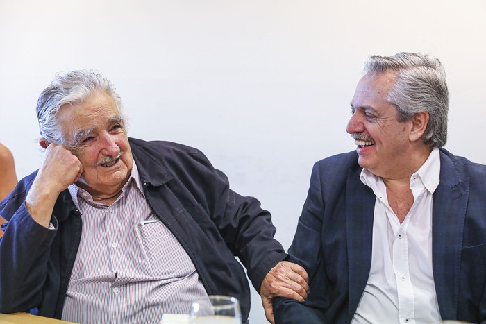 José Mujica y Alberto Fernández, durante reunión mantenida en Buenos Aires. · Foto: Ho, prensa de Alberto Fernández, AFP