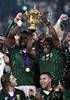 El capitánde Sudáfrica, Siya Kolisi, levanta la Copa Webb Ellis junto al presidente de Sudáfrica, Cyril Ramaphosa, mientras celebran el triunfo en la final de la Copa Mundial de Rugby de Japón 2019 entre Inglaterra y Sudáfrica, en el Estadio Internacional de Yokohama. · Foto: Anne-Christine Poujoulat / AFP El capitánde Sudáfrica, Siya Kolisi, levanta la Copa Webb Ellis junto al presidente de Sudáfrica, Cyril Ramaphosa, mientras celebran el triunfo en la final de la Copa Mundial de Rugby de Japón 2019 entre Inglaterra y Sudáfrica, en el Estadio Internacional de Yokohama. · Foto: Anne-Christine Poujoulat / AFP