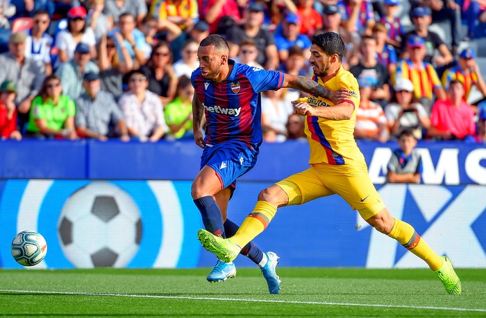 Rúben Vezo, de Levante, y Luis Suárez, de Barcelona, en el estadio Ciutat de Valencia, en Valencia. foto: 



 · Foto: José Jordan, AFP