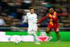 Federico Valverde, de Real Madrid, y Marcio Teixeira, de Galatasaray, durante el partido por el grupo A de la Champions League, en el estadio Santiago Bernabeu, en Madrid.
· Foto: Gabriel Bouys, AFP Federico Valverde, de Real Madrid, y Marcio Teixeira, de Galatasaray, durante el partido por el grupo A de la Champions League, en el estadio Santiago Bernabeu, en Madrid.
· Foto: Gabriel Bouys, AFP