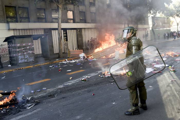 Un Policía antidisturbios durante los enfrentamientos con manifestantes, el 7 de noviembre, en Santiago.
 · Foto: Rodrigo Arangua, AFP
