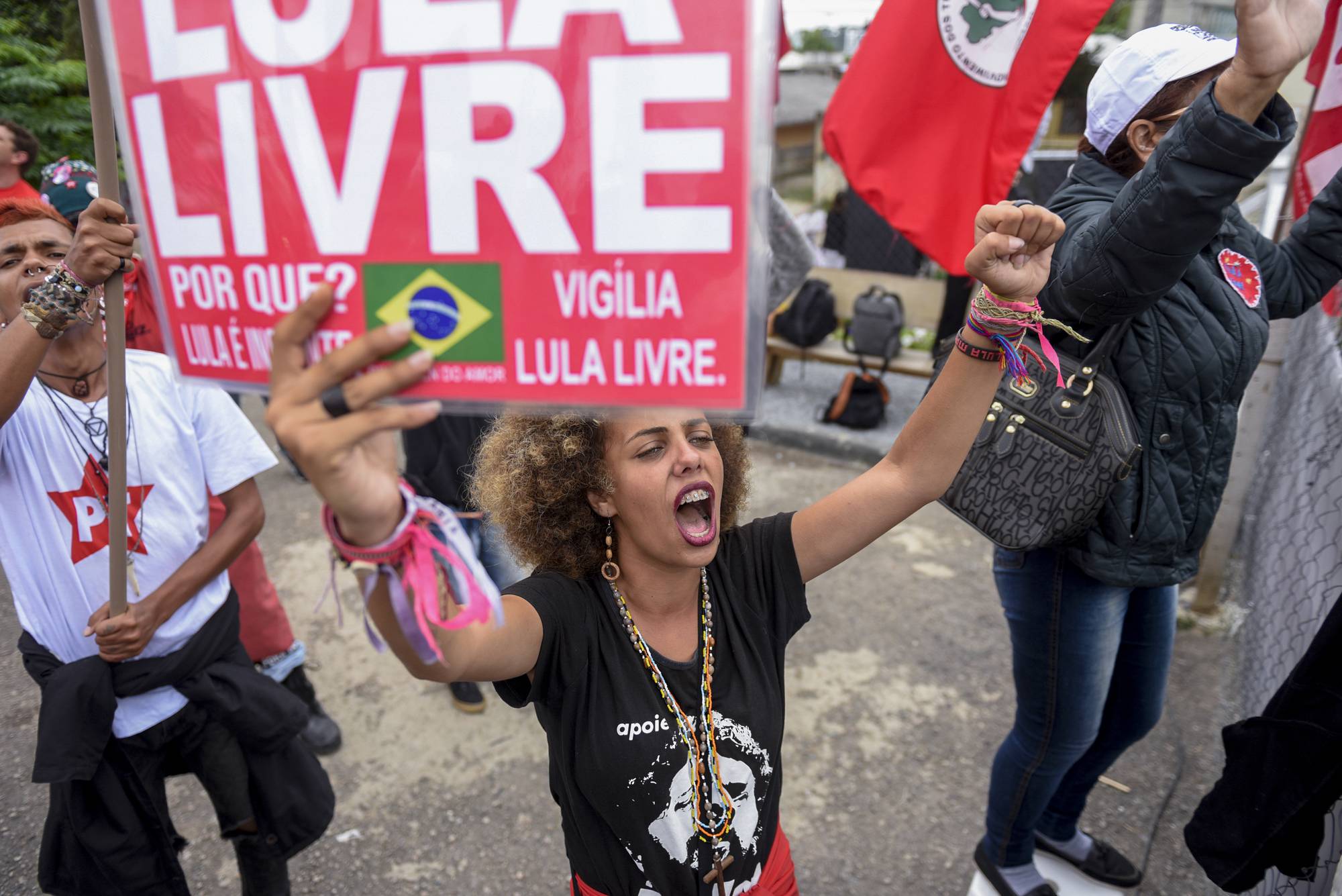 Partidarios de Luiz Inácio Lula da Silva celebran el fallo de la Corte Suprema, frente a la sede de la Policía Federal, donde estaba preso, el 8 de noviembre, en Curitiba, Estado de Paraná, Brasil.