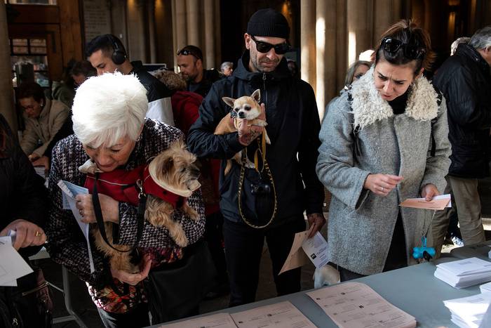 Votación en un colegio electoral, ayer, en Barcelona.  · Foto: Josep Lago, AFP