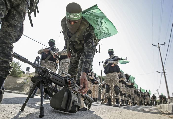 Los combatientes de las Brigadas Ezz-Al Din Al-Qassam, el brazo armado del movimiento Hamas, durante una demostración militar anti-Israel, el 11 de nooviembre, en Khan Yunis en el sur de la Franja de Gaza.  · Foto: Said Khatib, AFP