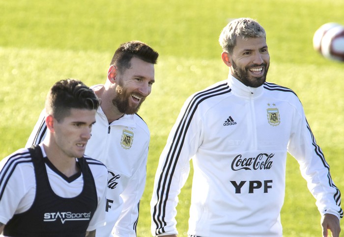 Lionel Messi y Sergio Agüero, durante un entrenamiento. (Archivo, noviembre 2019) · Foto: Jaime Reina, AFP