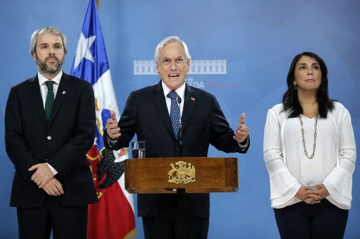 El presidente chileno, Sebastián Piñera, con el ministro del Interior, Gonzalo Blumel, y su portavoz, Karla Rubilar, durante su discurso el martes 12 de noviembre.


 · Foto: Javier Torres, AFP