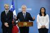 El presidente chileno, Sebastián Piñera, con el ministro del Interior, Gonzalo Blumel, y su portavoz, Karla Rubilar, durante su discurso el martes 12 de noviembre.
· Foto: Javier Torres, AFP El presidente chileno, Sebastián Piñera, con el ministro del Interior, Gonzalo Blumel, y su portavoz, Karla Rubilar, durante su discurso el martes 12 de noviembre.
· Foto: Javier Torres, AFP