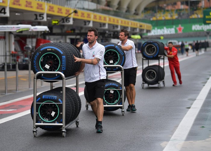 Mecánicos del equipo Mercedes en el hipódromo de Interlagos, el 14 de noviembre, en Sao Paulo, Brasil. · Foto:  Carl De Souza