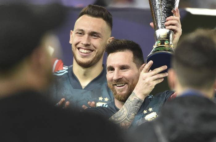 Lionel Messi recibe la copa después de su victoria ante Brasil en el estadio de la Universidad King Saud, Riad, la capital saudí. · Foto: Fayez Nureldine, AFP