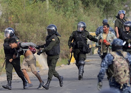 La policía antidisturbios arresta a los partidarios del presidente derrocado Evo Morales durante una protesta contra el gobierno de facto, en la provincia de Chapare, departamento de Cochabamba, el 15 de noviembre La policía antidisturbios arresta a los partidarios del presidente derrocado Evo Morales durante una protesta contra el gobierno de facto, en la provincia de Chapare, departamento de Cochabamba, el 15 de noviembre