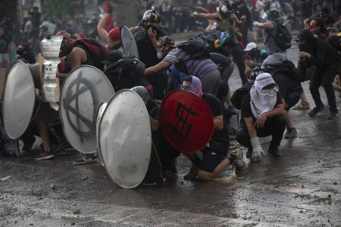Manifestantes se enfrentan con los Carabineros en Santiago.
 · Foto: Claudio Reyes, AFP