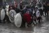 Manifestantes se enfrentan con los Carabineros en Santiago.
· Foto: Claudio Reyes, AFP Manifestantes se enfrentan con los Carabineros en Santiago.
· Foto: Claudio Reyes, AFP