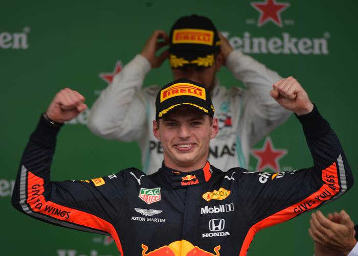 Max Verstappen, de Red Bull, festeja su triunfo en el Gran Premio de Brasil, en Interlagos. · Foto:  Carl De Souza
