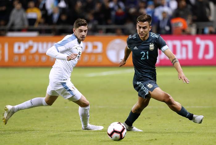 Federico Valverde, de Uruguay, y Paulo Dybala, de Argentina, en el estadio Bloomfield, en Tel Aviv, Israel. 


 · Foto: Emmanuel Dunand, AFP