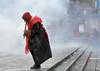 Un manifestante en medio de gases lacrimógenos disparados por la policía, durante una huelga nacional convocada por estudiantes, sindicatos y grupos indígenas. · Foto: Raúl Arboleda, AFP Un manifestante en medio de gases lacrimógenos disparados por la policía, durante una huelga nacional convocada por estudiantes, sindicatos y grupos indígenas. · Foto: Raúl Arboleda, AFP