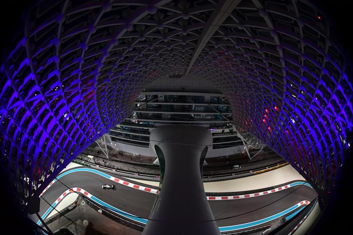 Un Mercedes compite durante el segundo día de prácticas, en el circuito Yas Marina, en Abu Dabi, Emiratos Árabes. · Foto: Giuseppe Cacace