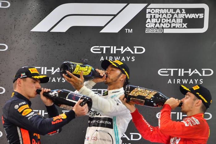 Max Verstappen (tercero en el podio), Lewis Hamilton, ganador de la carrera, y Charles Leclerc (segundo), celebran en el circuito Yas Marina, en Abu Dabi, luego del final del Gran Premio de Fórmula 1. · Foto: Giuseppe Cacace
