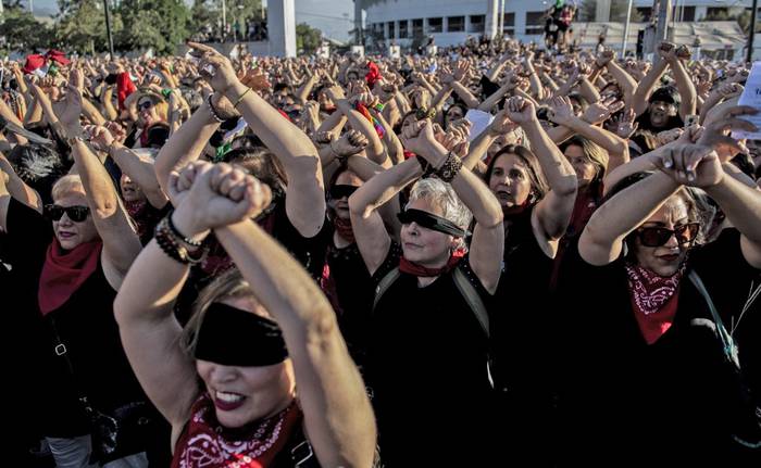 Feministas forman parte de una coreografía contra la violencia de género, el patriarcado y denunciando la opresión del Estado en Santiago de Chile. · Foto: Martin Bernetti / AFP