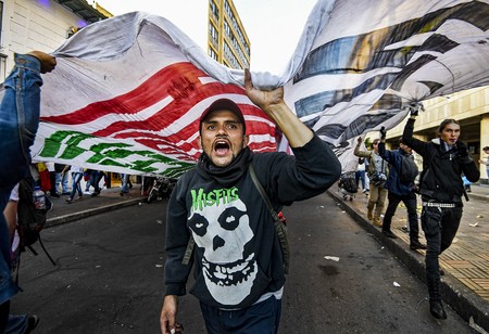Estudiantes marchan contra el gobierno de Iván Duque, el 4 de noviembre, en la plaza Bolívar, en Bogotá.
· Foto: Juan Barreto, AFP Estudiantes marchan contra el gobierno de Iván Duque, el 4 de noviembre, en la plaza Bolívar, en Bogotá.
· Foto: Juan Barreto, AFP