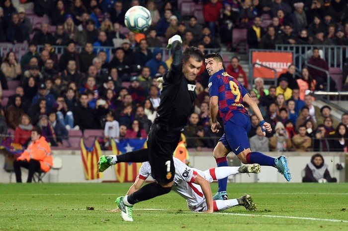 El delantero de Barcelona, ​​Luis Suárez, marca un gol durante el partido de la Liga española entre el FC Barcelona y el RCD Mallorca, en el estadio Camp Nou, el 7 de diciembre de 2019. Josep Lago / AFP