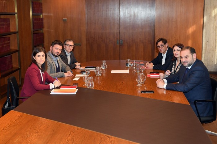 Reprsentantes del Partido Socialista Obrero Español y de Esquerra Republicana de Cataluña en la reunión de este martes.

 · Foto: Josep Lago, AFP