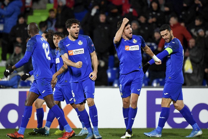 Leandro Cabrera, de Getafe, celebra su gol junto a Jaime Mata, durante el partido ante el FC Krasnodar, el 12 de diciembre,  en el estadio Coliseum Alfonso Pérez. · Foto: Pierre Philippe Marcou, AFP