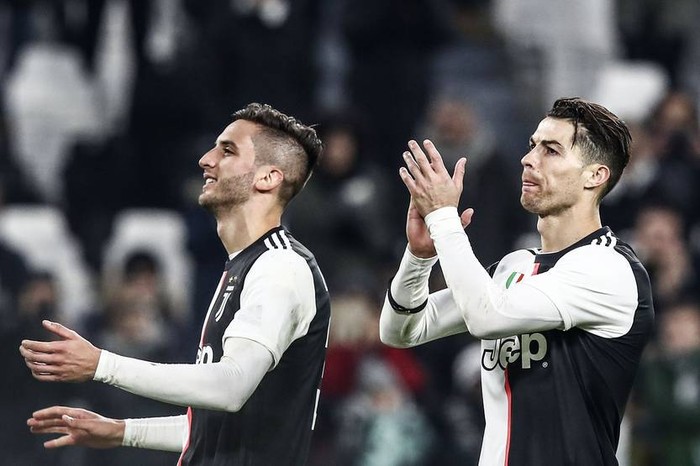 Rodrigo Bentancur y Cristiano Ronaldo, al finalizar el partido ante Udinese, el 15 de diciembre de 2019, en el Allianz stadium, en Turin.