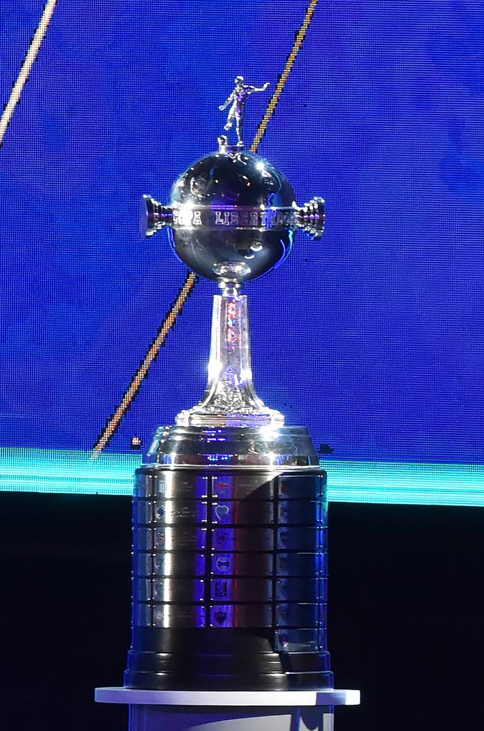 Imagen del trofeo de la Copa Libertadores tomada durante el sorteo de los torneos de fútbol Copa Libertadores y Copa Sudamericana, en la sede de la Confederación Sudamericana de Fútbol (Conmebol) en Luque, Paraguay, el 17 de diciembre de 2019. Norberto Duarte / AFP