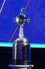 Imagen del trofeo de la Copa Libertadores tomada durante el sorteo de los torneos de fútbol Copa Libertadores y Copa Sudamericana, en la sede de la Confederación Sudamericana de Fútbol (Conmebol) en Luque, Paraguay, el 17 de diciembre de 2019. Norberto Duarte / AFP Imagen del trofeo de la Copa Libertadores tomada durante el sorteo de los torneos de fútbol Copa Libertadores y Copa Sudamericana, en la sede de la Confederación Sudamericana de Fútbol (Conmebol) en Luque, Paraguay, el 17 de diciembre de 2019. Norberto Duarte / AFP