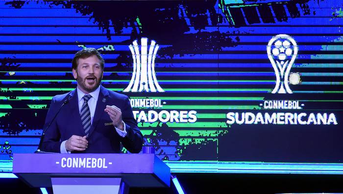 El presidente de la Confederación Sudamericana de Fútbol, Alejando Domínguez, durante su discurso de apertura en los sorteos de las Copas Sudamericana y Libertadores. 

 · Foto: Norberto Duarte, AFP