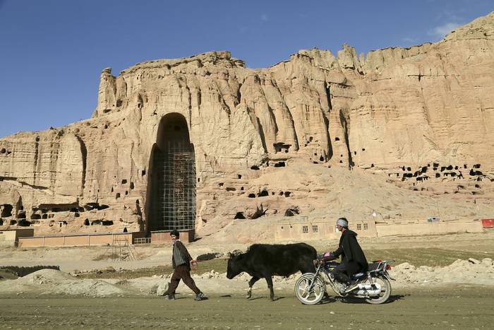 Sitio donde se encontraban dos estatuas de Buda, destruidas por los talibanes, en Bamiyán, Afganistán (archivo, noviembre de 2019).
foto: mohammad ali shaida, afp
 · Foto: Mohammad Ali Shaida, AFP