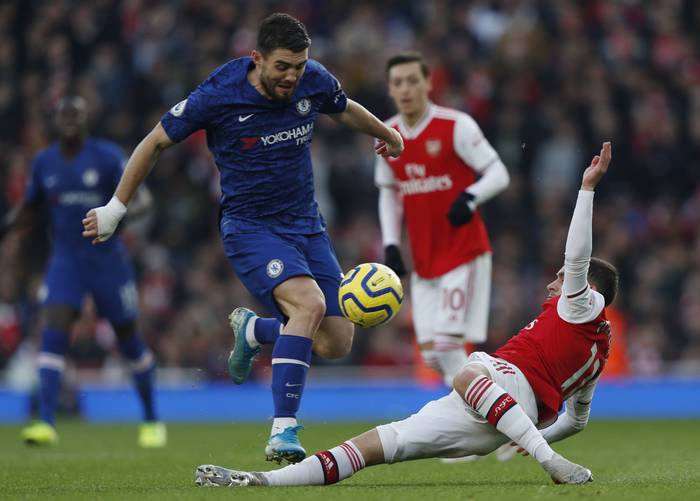 El mediocampista del Arsenal, Lucas Torreira, intenta barrer al croata del Chelsea, Mateo Kovacic, durante el partido de la Premier League entre el Arsenal y el Chelsea, en el Emirates Stadium de Londres. Adrian Dennis / AFP