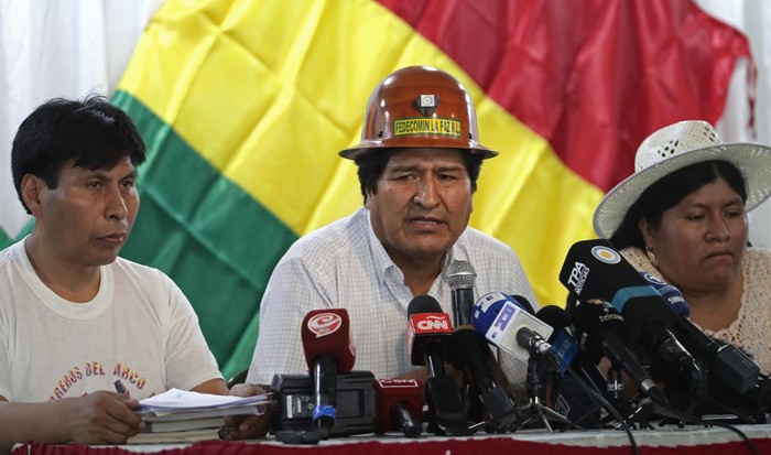 El ex presidente boliviano Evo Morales habla durante una conferencia de prensa después de mantener una reunión con miembros del MAS. Foto: Alejandro Pagni / AFP.