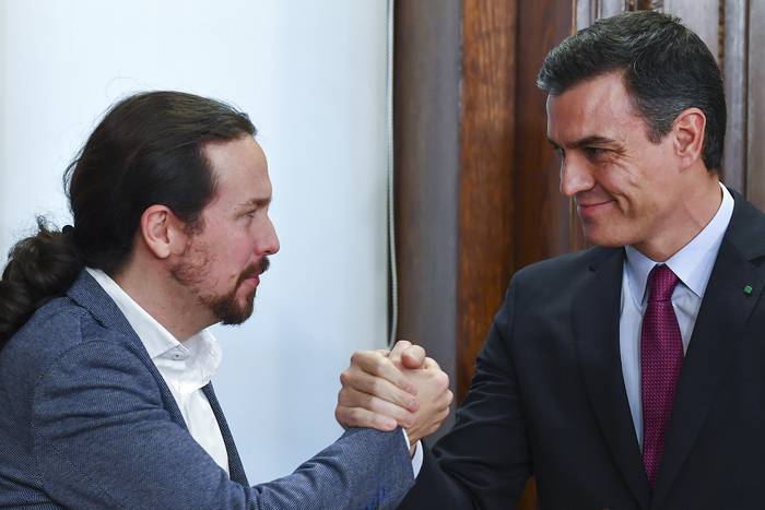 Pedro Sánchez y Pablo Iglesias, durante la presentación de su acuerdo de gobierno de coalición en el Congreso de Madrid, en diciembre. · Foto: Gabriel Bouys