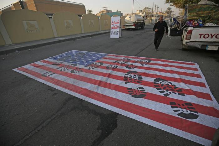 Una bandera estadounidense colocada en una calle en Bagdad para que los autos pasen sobre ella después de que se conociera el asesinato del comandante Qasem Soleimani.

 · Foto: Ahmad Al-Rubaye, AFP