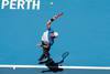 Pablo Cuevas, de Uruguay, saca contra Yoshihito Nishioka, de Japón, en el partido por la Copa ATP en Perth, Australia, el 4 de enero de 2020. Tony Ashby / AFP
Pablo Cuevas, de Uruguay, saca contra Yoshihito Nishioka, de Japón, en el partido por la Copa ATP en Perth, Australia, el 4 de enero de 2020. Tony Ashby / AFP