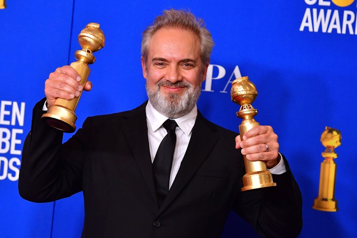 El director de cine británico Sam Mendes, en la sala de prensa con los premios Globo de Oro, en Beverly Hills, California. · Foto: Frederic J Brown