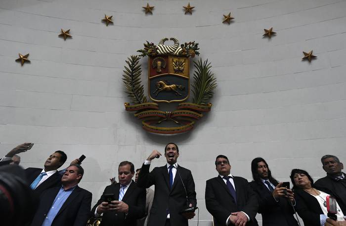Juan Guaidó habla tras haber ingresado a la Asamblea Nacional. Foto: Federico Parra / AFP.

