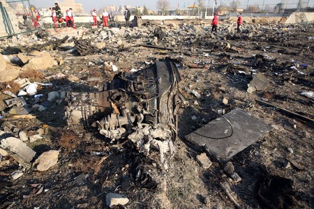 Restos del avión ucraniano caído cerca de la capital de Irán, Teherán. Foto: AFP Restos del avión ucraniano caído cerca de la capital de Irán, Teherán. Foto: AFP