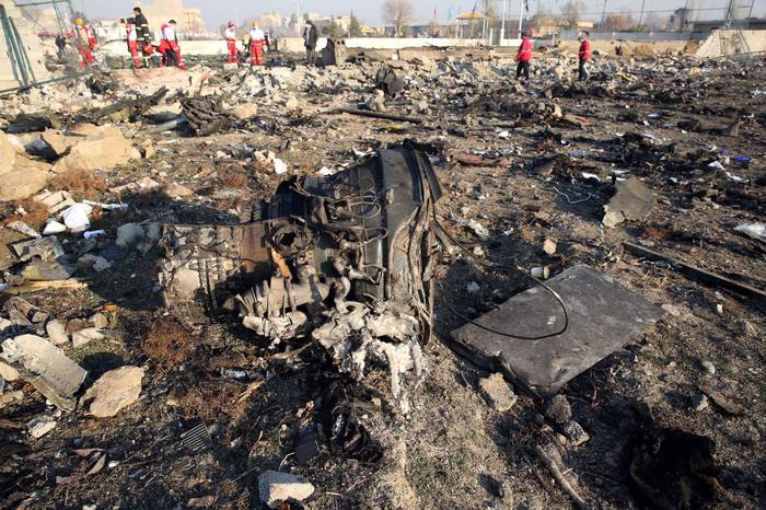 Restos del avión ucraniano caído cerca de la capital de Irán, Teherán. Foto: AFP