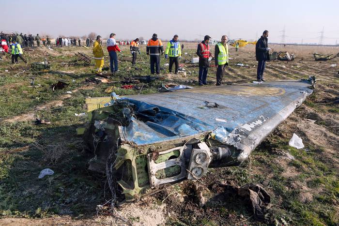 Los restos del avión ucraniano cerca del aeropuerto internacional de la capital iraní, Teherán. Foto: Akbar Tavakoli, IRNA, AFP